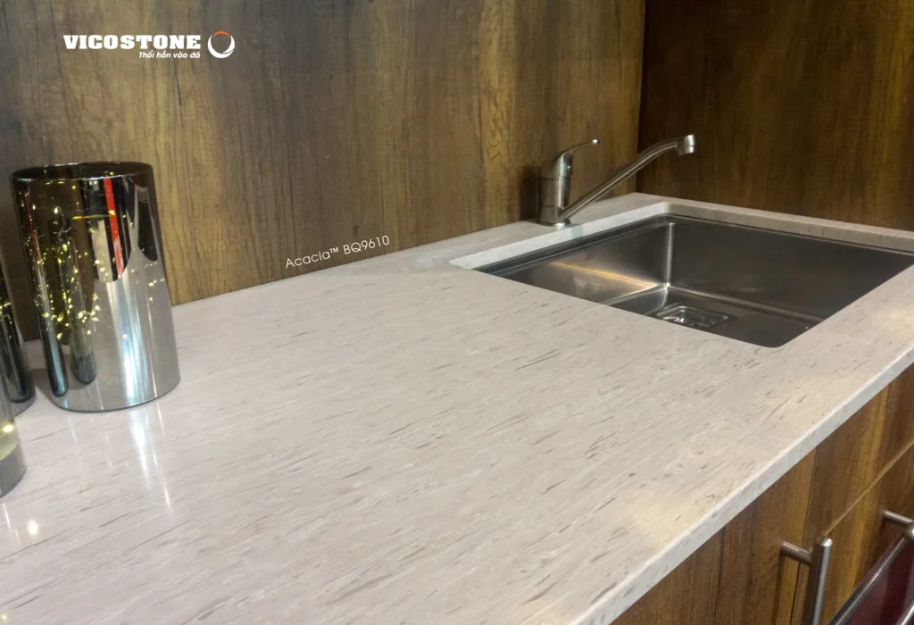 Bề mặt Acacia BQ9610 trong không gian minh họa