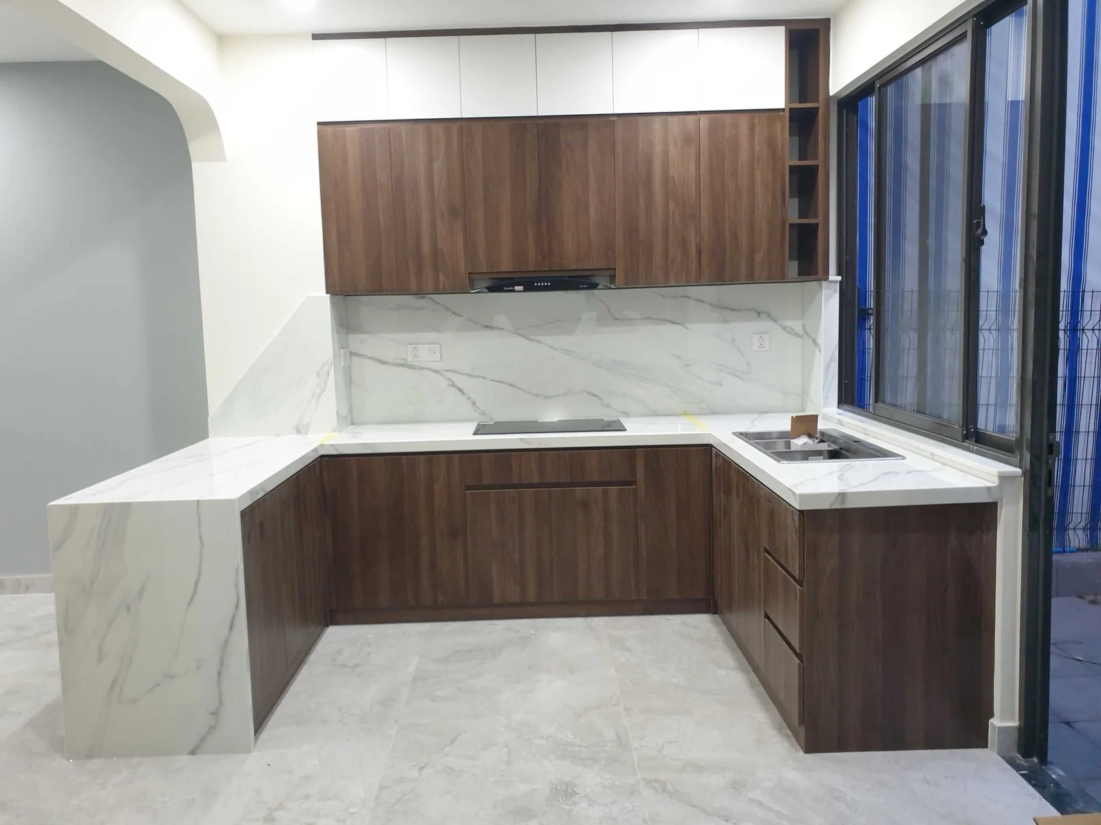 Bếp đá hoàn thiện tại nhà phố Aquaria Waterpoint