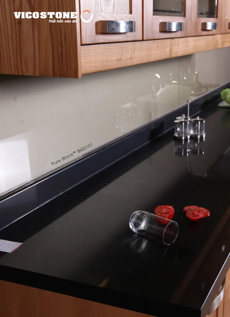 Bề mặt Pure Black BQ2101 trong không gian minh họa